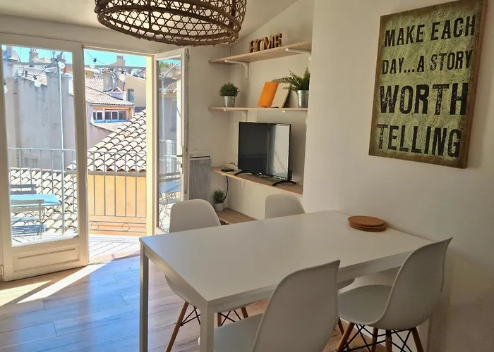 Un Balcon Sur Les Toits D\'Aix